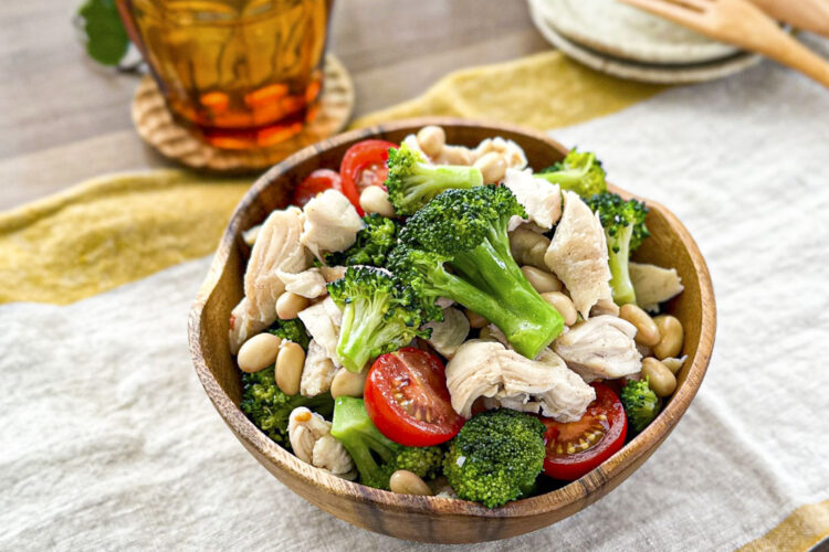 Korean Namul-style chicken tenderloin and broccoli