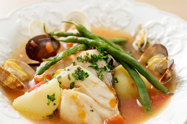 Garlic-flavored soup with cod and clam