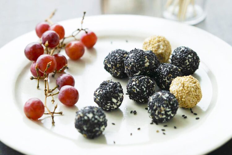 Sesame balls with grapes and cream cheese