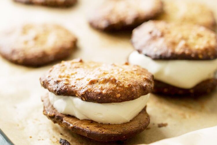 Sesame and hazelnut cookie