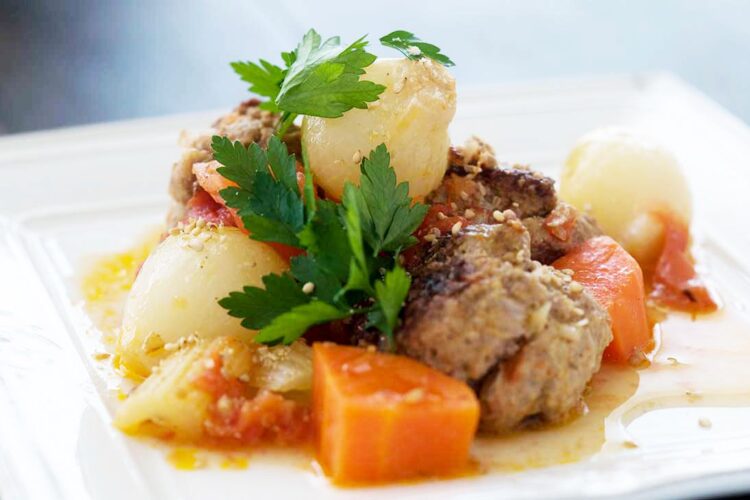 Meat balls with sesame seeds stewed with tomato